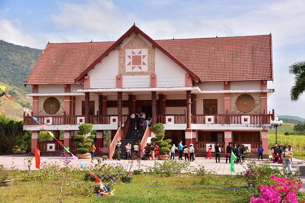 1. Nhà lưu niệm Anh hùng Núp tai làng Sơ Tơr , xã Tơ Tung, huyện Kbang