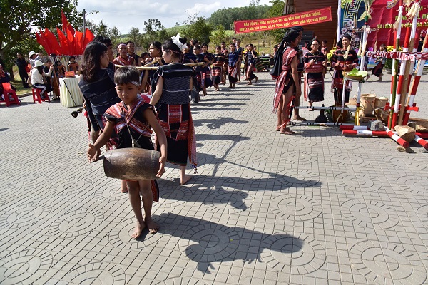 12. Liên hoan cồng chiêng ( gồm 6 đội: Làng Sơ Tơr, làng Đầm Khơng, làng Đắk Pơkao, làng Kúk Tung, làng Leng, làng Klếch)