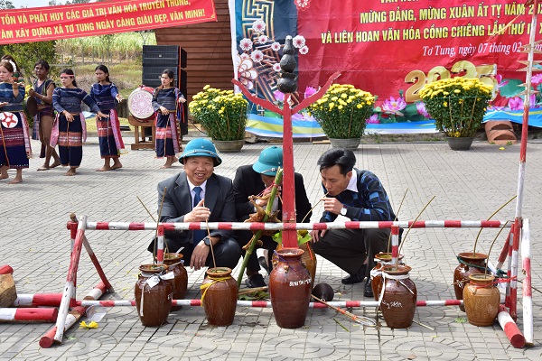 13. Lãnh đạo huyện Kbang và xã Tơ Tung tham gia uống rượu cần với bà con trong ngày hội