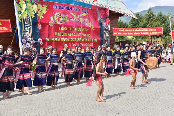16. Liên hoan cồng chiêng ( gồm 6 đội: Làng Sơ Tơr, làng Đầm Khơng, làng Đắk Pơkao, làng Kúk Tung, làng Leng, làng Klếch)