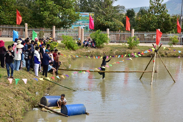 17. Trò chơi đi cầu thăng bằng