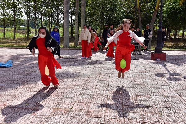 19. Trò chơi nhảy xa của thiếu nữ
