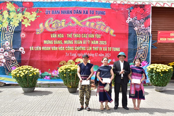 20. Trao giải khuyến khích cho 3 đội