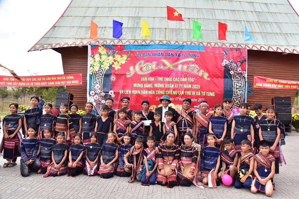 23. Trao giải Nhất cho đội làng Đak Pơ Kao
