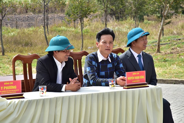 4. Ông Nguyễn Thanh Dũng- Bí thư huyện ủy Kbang (giữa) đến dự Hội xuân