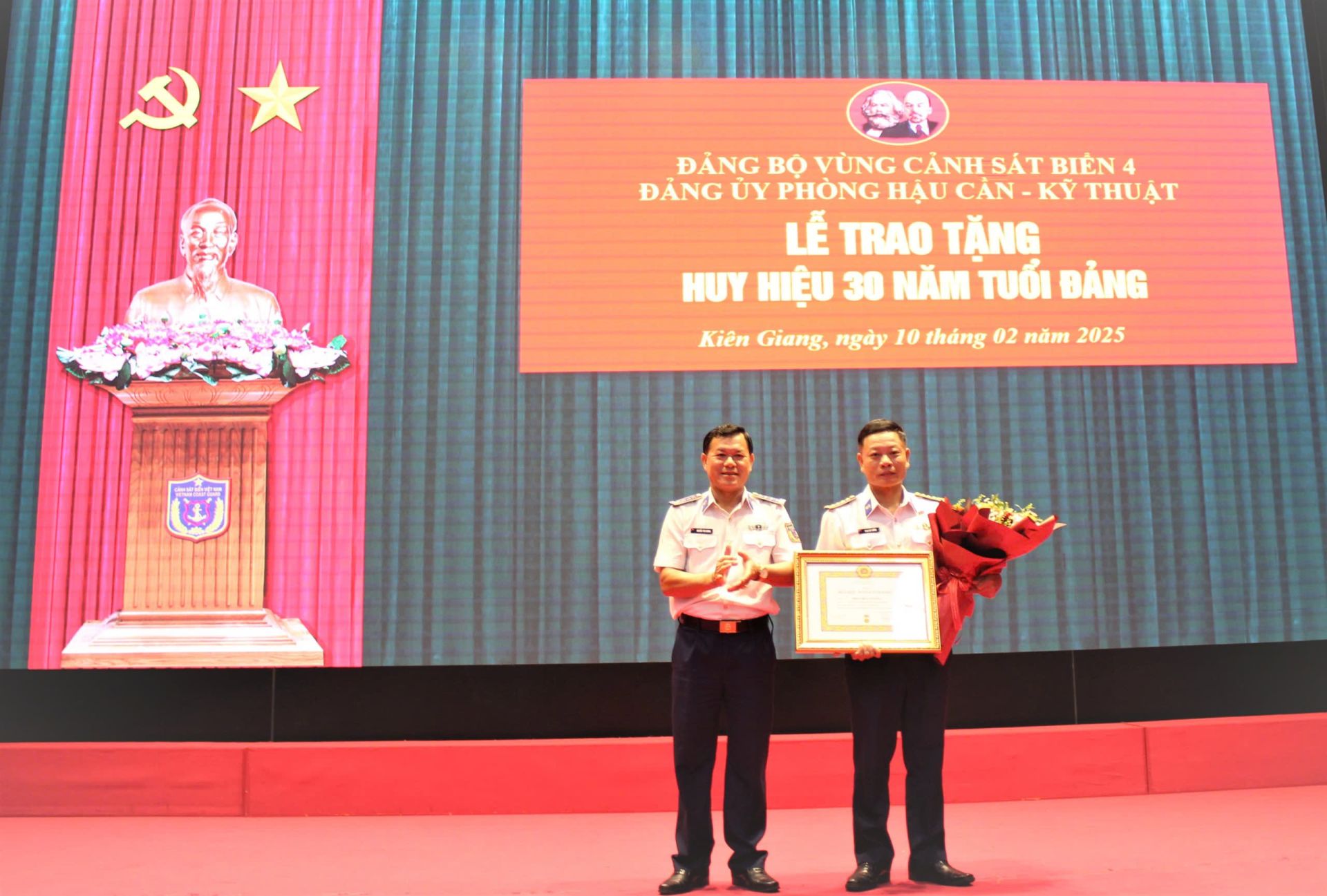 Đồng chí Đại tá Nguyễn Thái Dương, Ủy viên Ban Thường vụ Đảng ủy, Phó Chính ủy BTL Vùng Cảnh sát biển 4 tặng hoa chúc mừng đồng chí Phan Duy Cường