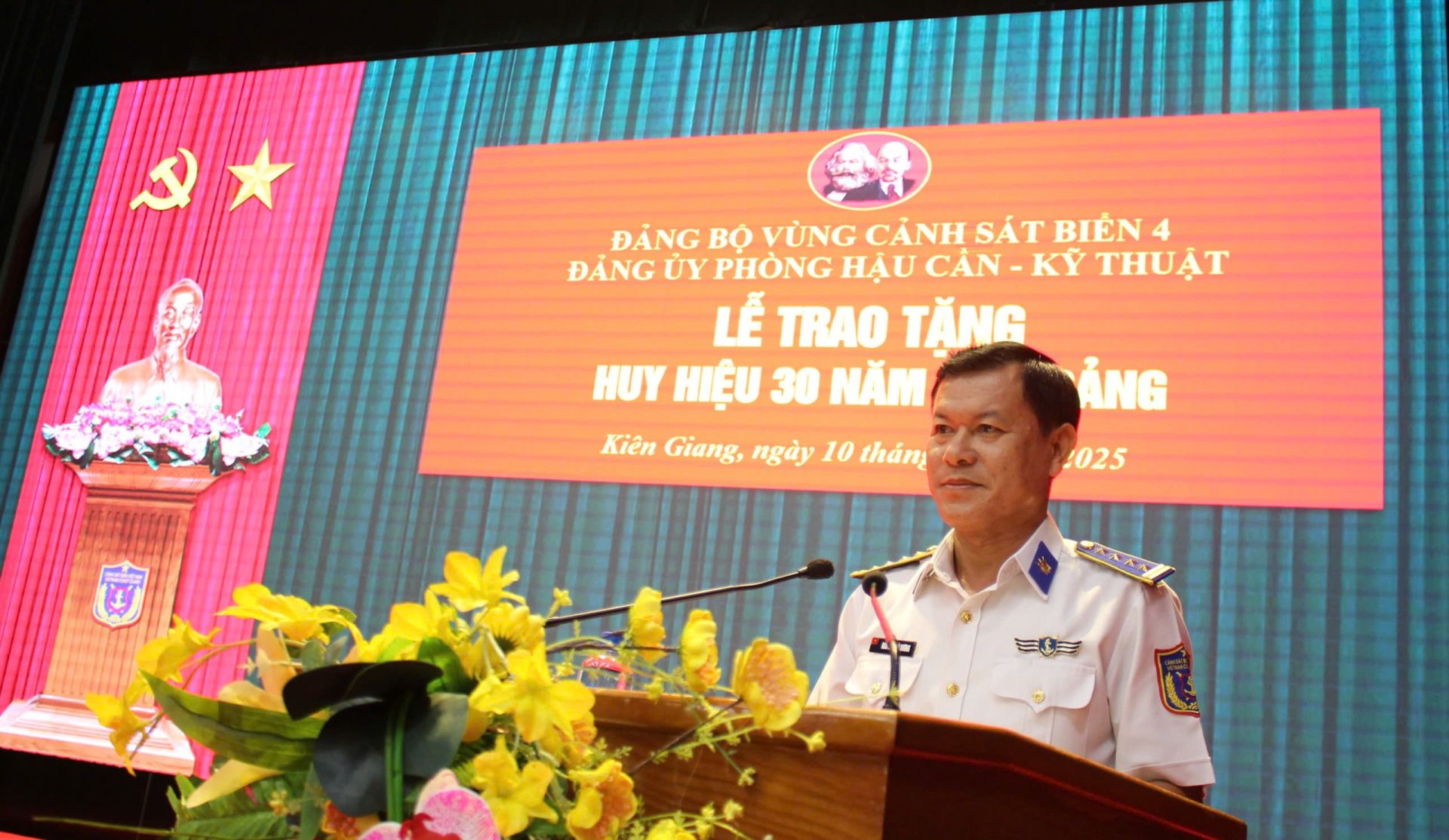 Đồng chí Đại tá Nguyễn Thái Dương, Ủy viên Ban Thường vụ Đảng ủy, Phó Chính ủy BTL Vùng Cảnh sát biển 4 phát biểu tại buổi Lễ