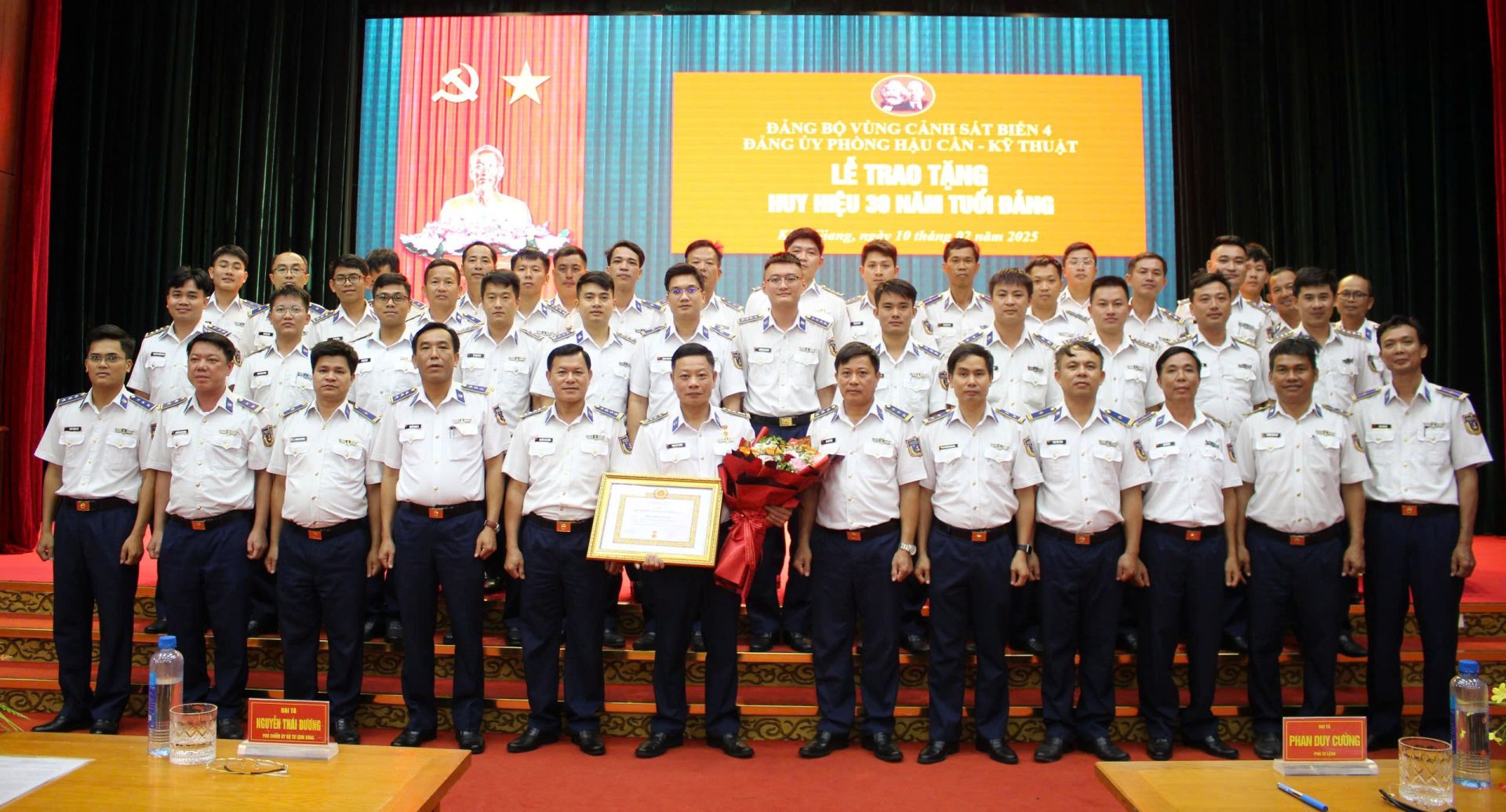 Cán bộ, đảng viên Đảng ủy Phòng Hậu cần - Kỹ thuật chúc mừng đồng chí Phan Duy Cường được nhận Huy hiệu 30 năm tuổi Đảng