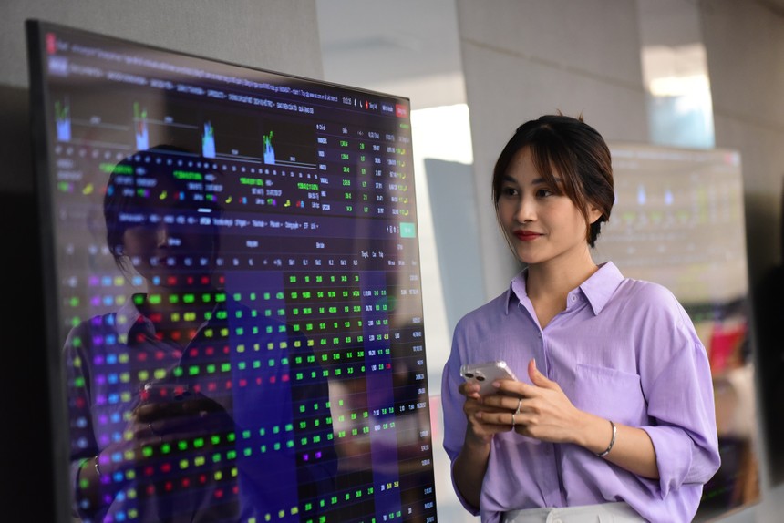 Chứng khoán phiên chiều 10/2: Dòng tiền chảy mạnh vào các cổ phiếu bank - chứng - thép