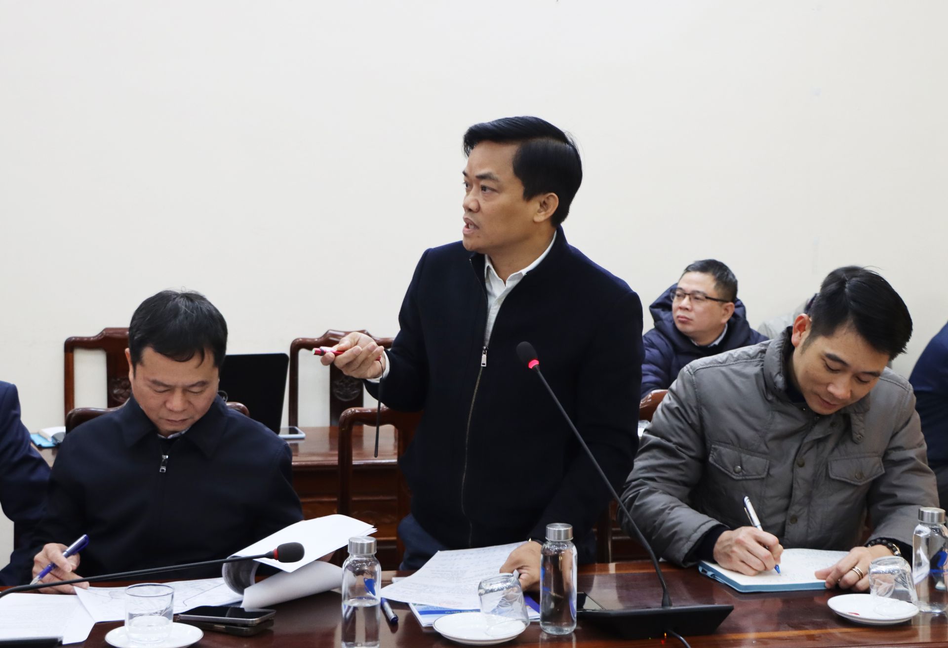 Giám đốc Sở Giao thông vận tải Nguyễn Minh Hiếu tham gia ý kiến tại hội nghị.