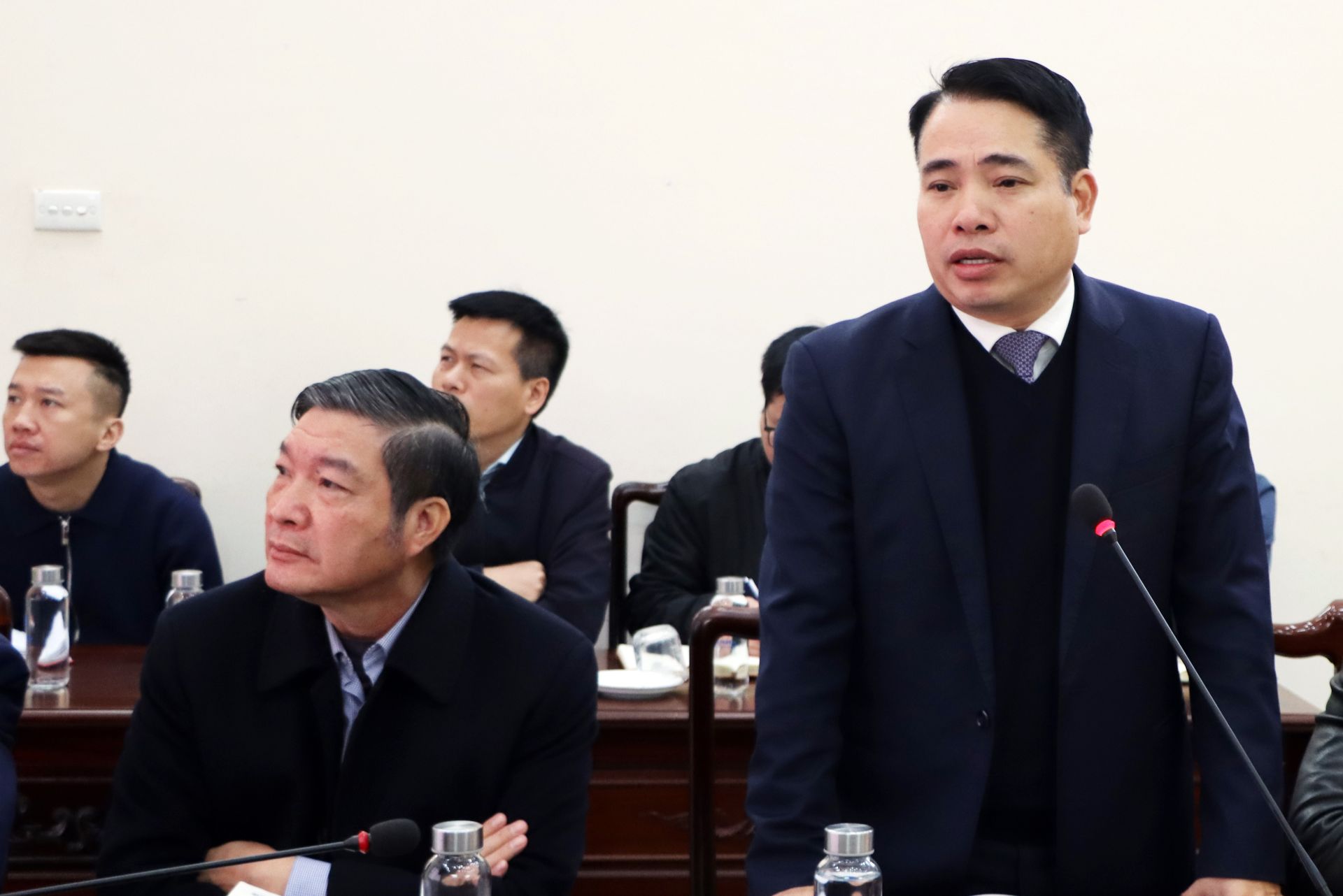 Giám đốc Sở Xây dựng Nguyễn Việt Hùng tham gia ý kiến tại hội nghị.