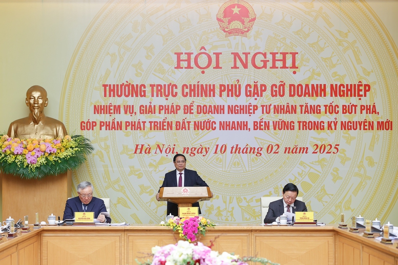 Thủ tướng nêu rõ, năm 2025 này, một điểm mới là Chính phủ giao chỉ tiêu tăng trưởng tất cả các địa phương, bộ ngành liên quan, các doanh nghiệp nhà nước, các lĩnh vực - Ảnh VGP/Nhật Bắc