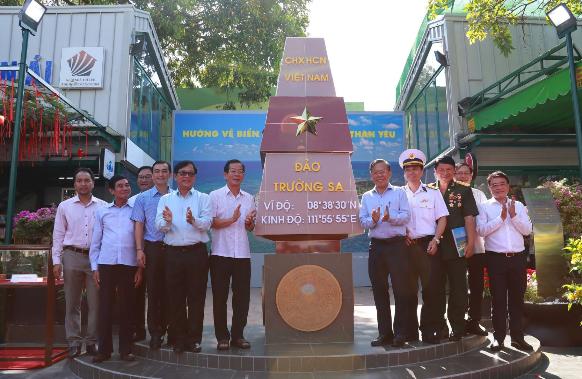Biểu tượng Cột mốc chủ quyền đảo Trường Sa vừa được đặt tại Đường sách TP. Thủ Đức Biểu tượng Cột mốc chủ quyền đảo Trường Sa vừa được đặt tại Đường sách TP. Thủ Đức