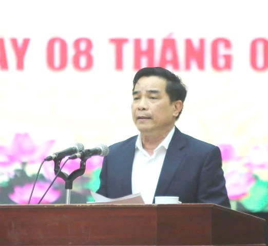 Ông Lê Văn Dũng, Chủ tịch UBND tỉnh Quảng Nam, trình bày báo cáo tại buổi làm việc với Thủ tướng Phạm Minh Chính