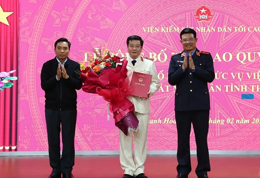 Bí thư Tỉnh ủy Thanh Hóa Nguyễn Doãn Anh và Viện trưởng VKSND Tối cao Nguyễn Huy Tiến trao Quyết định và tặng hoa chúc mừng tân Viện trưởng VKSND tỉnh Thanh Hóa. Bí thư Tỉnh ủy Thanh Hóa Nguyễn Doãn Anh và Viện trưởng VKSND Tối cao Nguyễn Huy Tiến trao Quyết định và tặng hoa chúc mừng tân Viện trưởng VKSND tỉnh Thanh Hóa.
