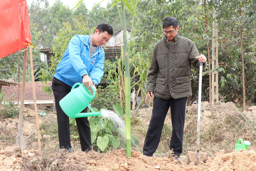 Các đại biểu hưởng ứng Tết trồng cây.
