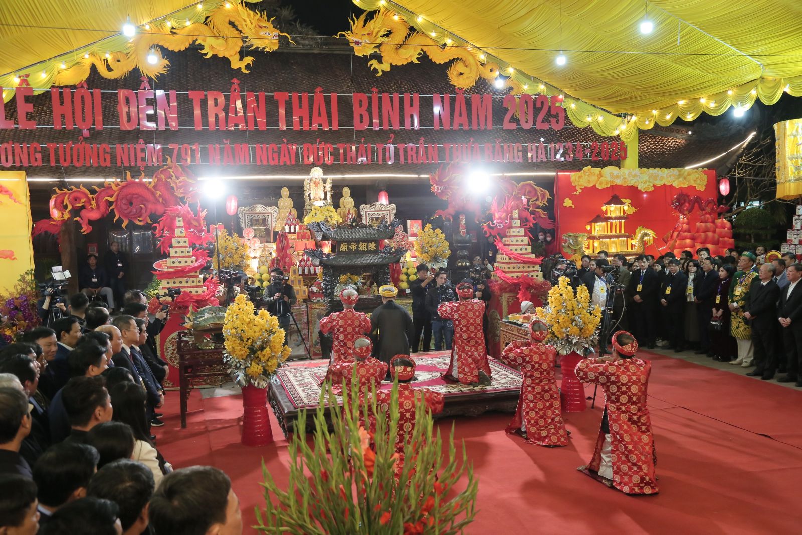 Nghi thức bái yết các vua Trần tại đền Vua. Nghi thức bái yết các vua Trần tại đền Vua.