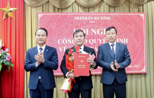 Phó Bí thư Thường trực Thành ủy Đà Nẵng Nguyễn Đình Vĩnh (bên trái) trao quyết định và Trưởng ban Tổ chức Thành ủy Đà Nẵng Đoàn Duy Tân (bên phải) tặng hoa chúc mừng ông Nguyễn Đức Nam. Phó Bí thư Thường trực Thành ủy Đà Nẵng Nguyễn Đình Vĩnh (bên trái) trao quyết định và Trưởng ban Tổ chức Thành ủy Đà Nẵng Đoàn Duy Tân (bên phải) tặng hoa chúc mừng ông Nguyễn Đức Nam.