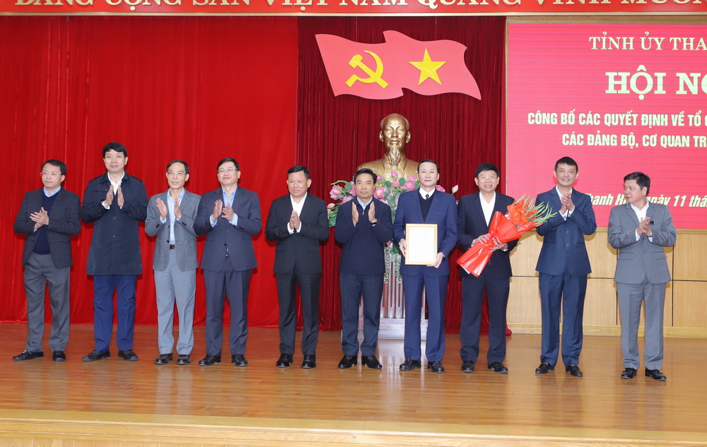 Bí thư Tỉnh ủy Nguyễn Doãn Anh trao các quyết định của Ban Thường vụ Tỉnh ủy và tặng hoa chúc mừng Đảng bộ UBND tỉnh