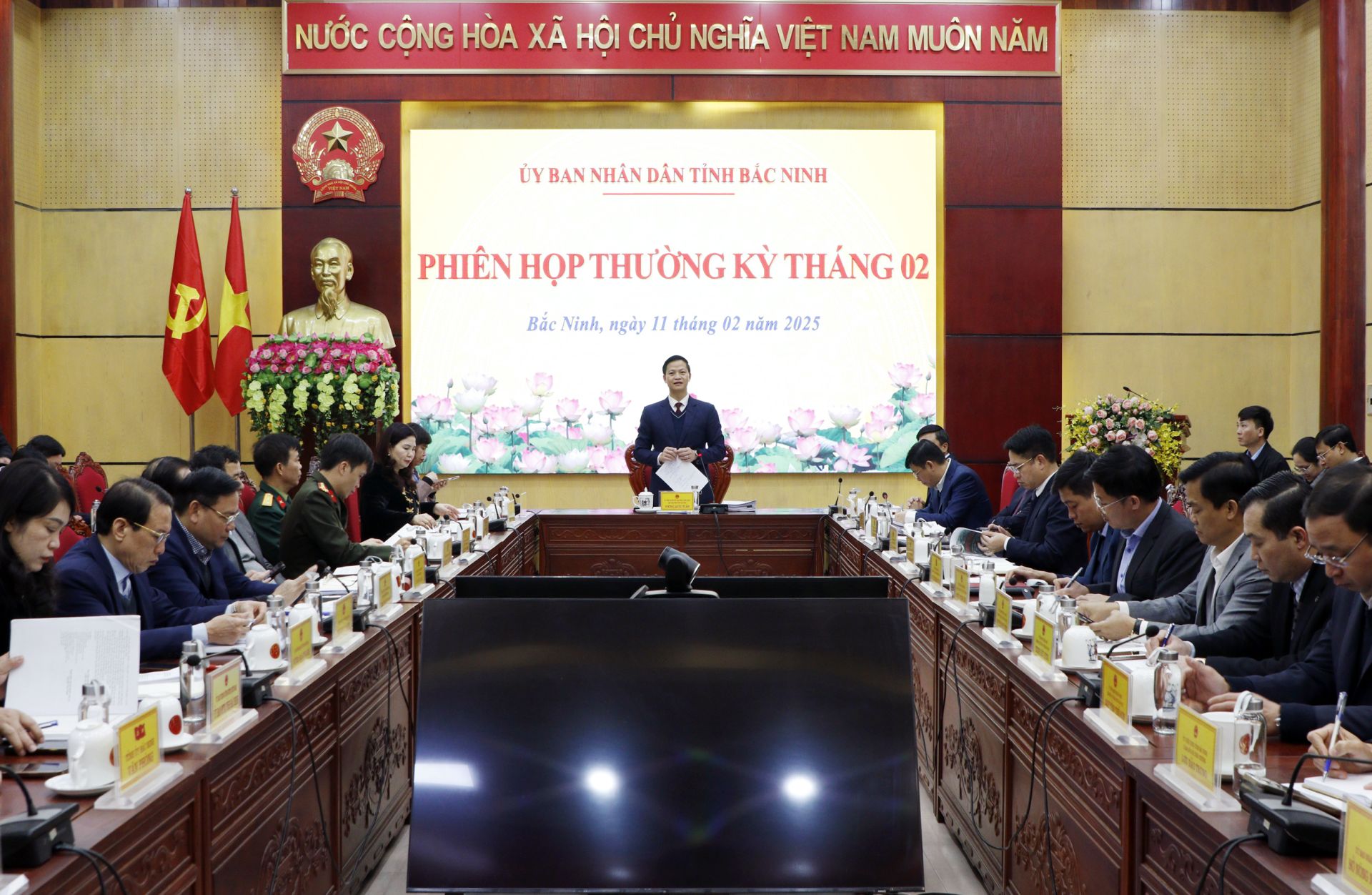 Chủ tịch UBND tỉnh Vương Quốc Tuấn phát biểu tại phiên họp.