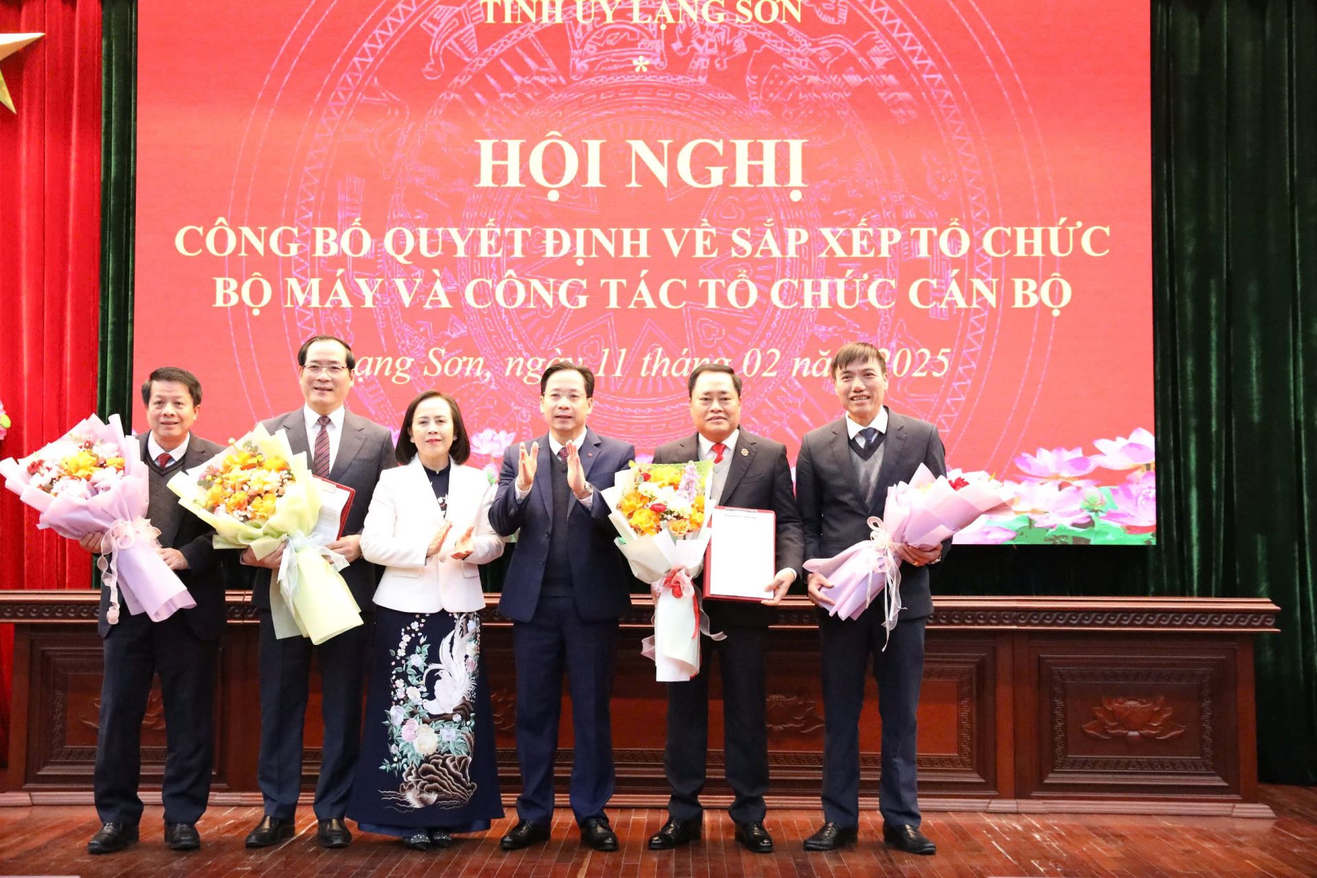 Bí thư Tỉnh ủy Lạng Sơn Hoàng Văn Nghiệm, Trưởng Đoàn đại biểu Quốc hội tỉnh và Phó Bí thư Thường trực Tỉnh ủy Lạng Sơn Đoàn Thị Hậu, Chủ tịch HĐND tỉnh Lạng Sơn trao quyết định và tặng hoa chúc mừng lãnh đạo Đảng ủy UBND tỉnh Lạng Sơn Bí thư Tỉnh ủy Lạng Sơn Hoàng Văn Nghiệm, Trưởng Đoàn đại biểu Quốc hội tỉnh và Phó Bí thư Thường trực Tỉnh ủy Lạng Sơn Đoàn Thị Hậu, Chủ tịch HĐND tỉnh Lạng Sơn trao quyết định và tặng hoa chúc mừng lãnh đạo Đảng ủy UBND tỉnh Lạng Sơn