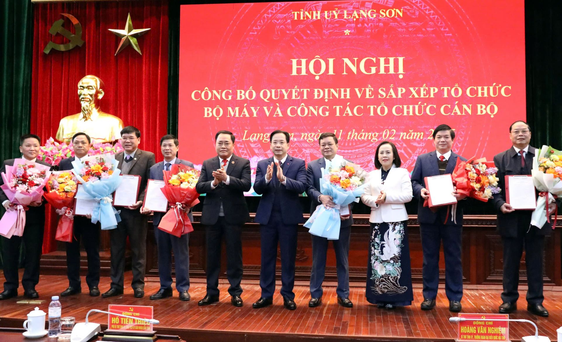 Các đồng chí Thường trực Tỉnh ủy Lạng Sơn trao quyết định và tặng hoa chúc mừng tập thể lãnh đạo Ban Tuyên giáo và Dân vận Tỉnh ủy và các đồng chí nguyên lãnh đạo Ban Tuyên giáo Tỉnh ủy Lạng Sơn nghỉ hưu theo Nghị định 178 của Chính phủ Các đồng chí Thường trực Tỉnh ủy Lạng Sơn trao quyết định và tặng hoa chúc mừng tập thể lãnh đạo Ban Tuyên giáo và Dân vận Tỉnh ủy và các đồng chí nguyên lãnh đạo Ban Tuyên giáo Tỉnh ủy Lạng Sơn nghỉ hưu theo Nghị định 178 của Chính phủ
