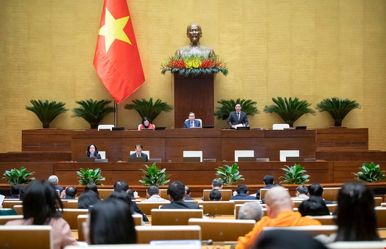 Phó Chủ tịch Quốc hội Nguyễn Khắc Định điều hành Phiên họp chiều 12/02.