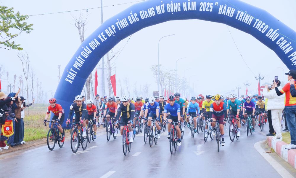 Hơn 200 vận động viên tham gia Giải đua xe đạp chinh phục “Hành trình theo dấu chân Phật hoàng”