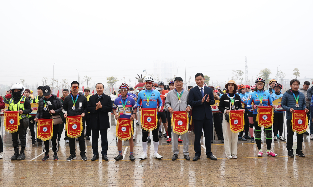 Đồng chí Mai Sơn và lãnh đạo Sở Văn hóa, Thể thao và Du lịch trao cờ lưu niệm cho các câu lạc bộ tham gia giải. Đồng chí Mai Sơn và lãnh đạo Sở Văn hóa, Thể thao và Du lịch trao cờ lưu niệm cho các câu lạc bộ tham gia giải.