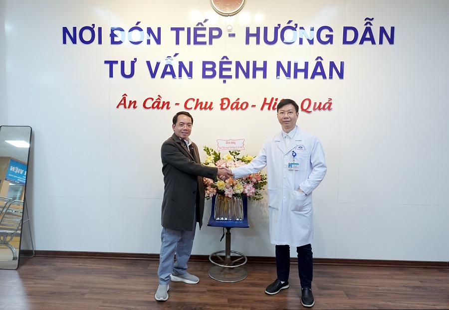 Tác giả với Bác sỹ Hoàng Cừ tại sảnh đón tiếp - Bệnh viện Mắt tỉnh Phú Thọ (Ảnh Dương Sơn) Tác giả với Bác sỹ Hoàng Cừ tại sảnh đón tiếp - Bệnh viện Mắt tỉnh Phú Thọ (Ảnh Dương Sơn)