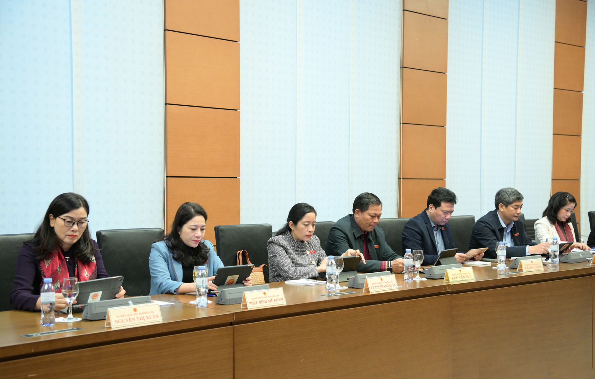 Đại biểu Đoàn ĐBQH tỉnh Đắk Lắk dự phiên thảo luận Tổ.