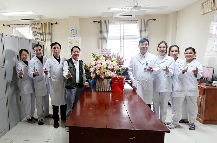 Tác giả và Bác sỹ Triệu Quốc Hưng (bên cạnh), chụp hình lưu niệm sau khi phẫu thuật với Bác sỹ Hoàng Cừ, cùng tập thể bác sỹ, điều dưỡng viên - tại Phòng Hành chính, Khoa Thể thủy tinh, Bệnh viện Mắt tỉnh Phú Thọ (Ảnh Dương Sơn) Tác giả và Bác sỹ Triệu Quốc Hưng (bên cạnh), chụp hình lưu niệm sau khi phẫu thuật với Bác sỹ Hoàng Cừ, cùng tập thể bác sỹ, điều dưỡng viên - tại Phòng Hành chính, Khoa Thể thủy tinh, Bệnh viện Mắt tỉnh Phú Thọ (Ảnh Dương Sơn)