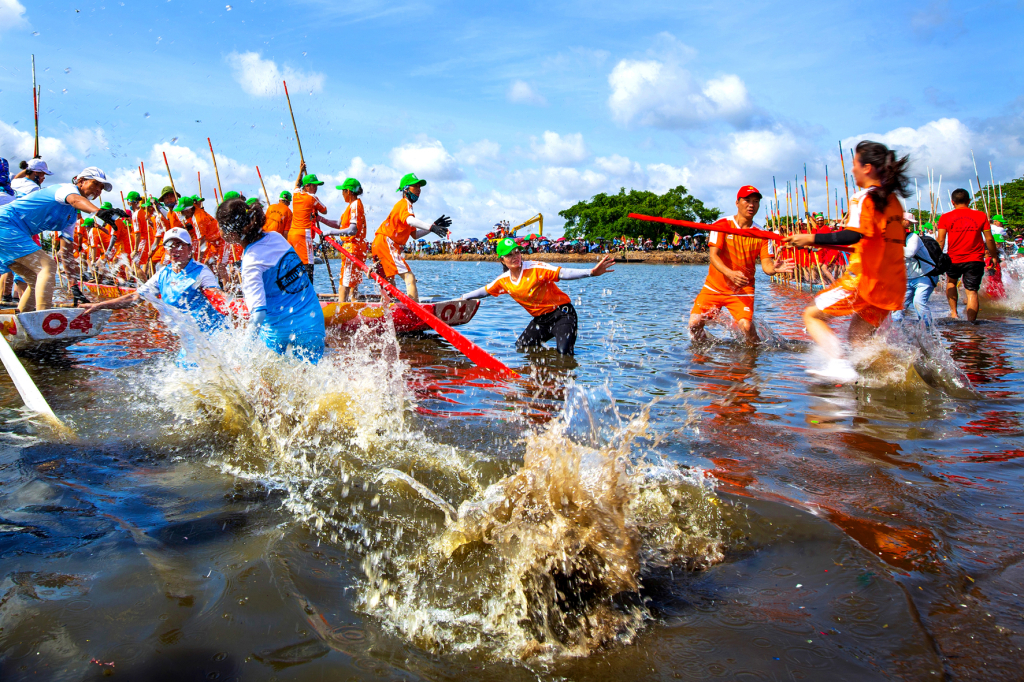 Lễ hội đua thuyền của người dân xã đảo Hà Nam, thị xã Quảng Yên.