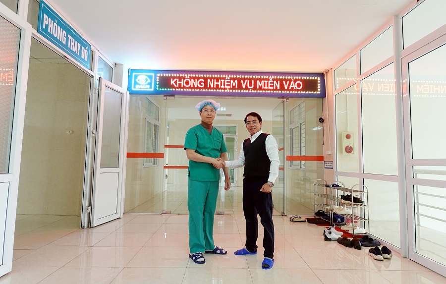 Tác giả gặp lại Bác sỹ Hoàng Cừ tại cửa Khu Phẫu thuật (tầng 5) - Bệnh viện Mắt tỉnh Phú Thọ (Ảnh Dương Sơn) Tác giả gặp lại Bác sỹ Hoàng Cừ tại cửa Khu Phẫu thuật (tầng 5) - Bệnh viện Mắt tỉnh Phú Thọ (Ảnh Dương Sơn)