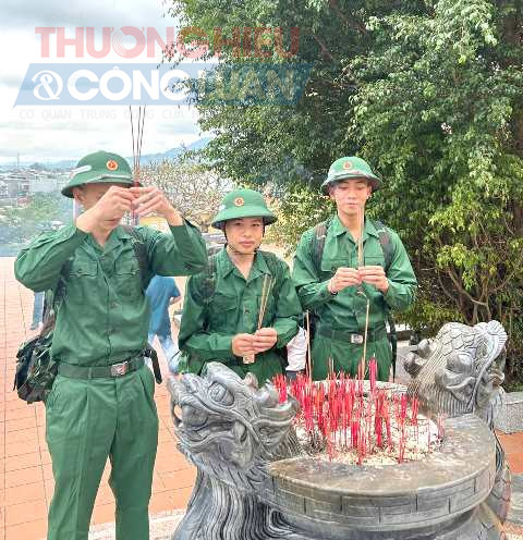 Trước anh linh các anh hùng liệt sĩ, thanh niên nhập ngũ xin hứa đoàn kết một lòng cùng toàn Đảng, toàn dân quyết tâm vượt qua mọi khó khăn, không ngừng phấn đấu xây dựng quê hương ngày càng giàu đẹp