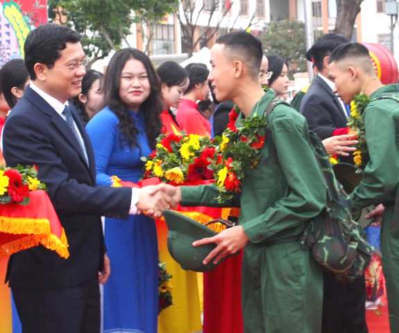 Phó Chủ tịch Thường trực HĐND TP. Đà Nẵng Trần Phước Sơn (bên trái) chúc mừng các công dân huyện Hòa Vang lên đường nhập ngũ.