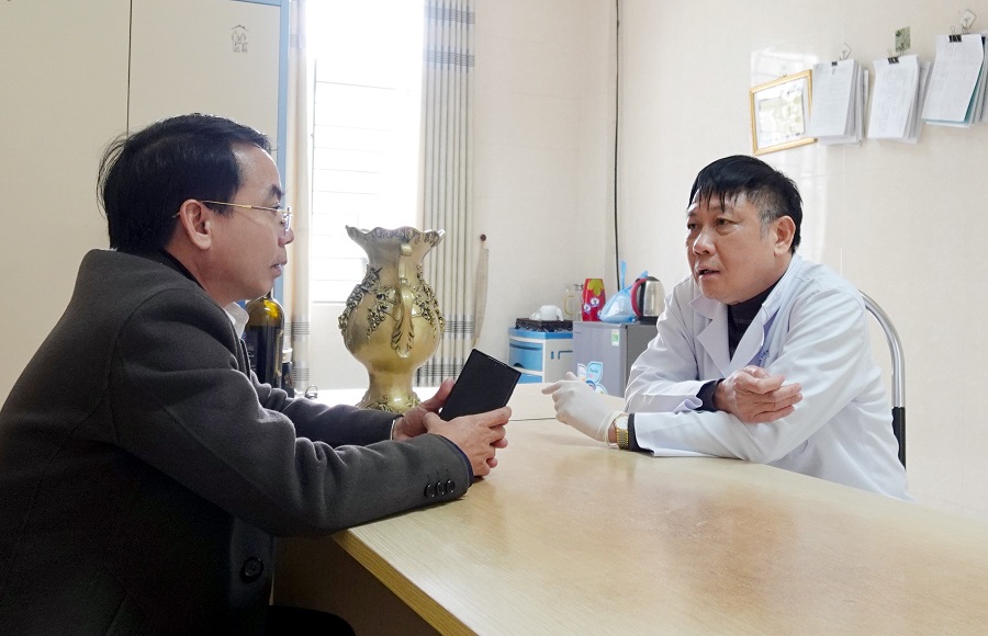 Trao đổi với Phó giám đốc Bệnh viện Mắt tỉnh Phú Thọ, Bác sỹ Đào Chí Kiên về những nỗ lực tự thân và thành tích của Bác sỹ Hoàng Cừ trong công tác (Ảnh Dương Sơn) Trao đổi với Phó giám đốc Bệnh viện Mắt tỉnh Phú Thọ, Bác sỹ Đào Chí Kiên về những nỗ lực tự thân và thành tích của Bác sỹ Hoàng Cừ trong công tác (Ảnh Dương Sơn)