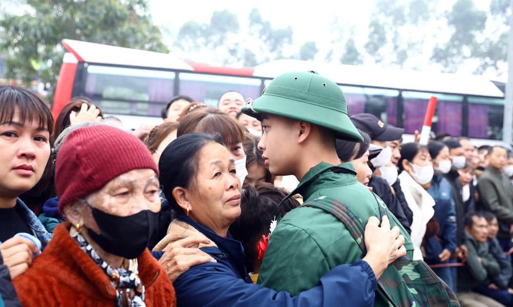 Tân binh bịn rịn chia tay người thân. Tân binh bịn rịn chia tay người thân.