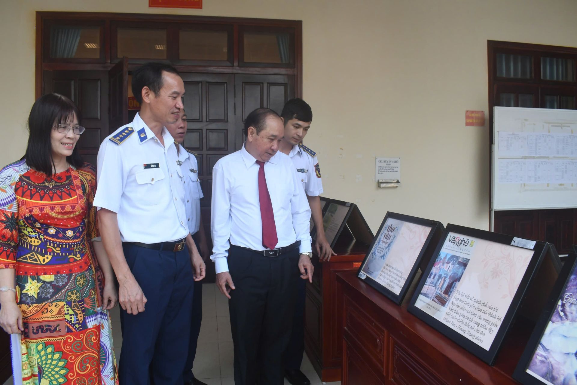 Các đại biểu tham gian khu trưng bày các tác Phẩm thơ