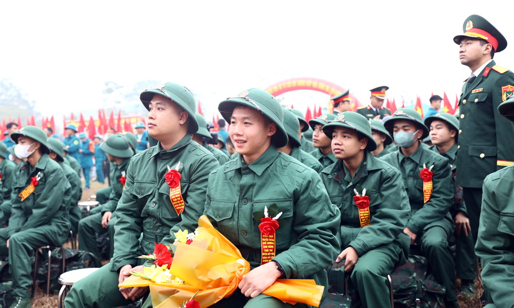 Các tân binh phấn khởi truwosc giờ nhập ngũ Các tân binh phấn khởi truwosc giờ nhập ngũ