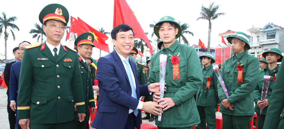 Đồng chí Mai Văn Quyết, Ủy viên Ban TVTU, Giám đốc Sở KH và ĐT tặng hoa động viên tân binh huyện Giao Thủy lên đường nhập ngũ.