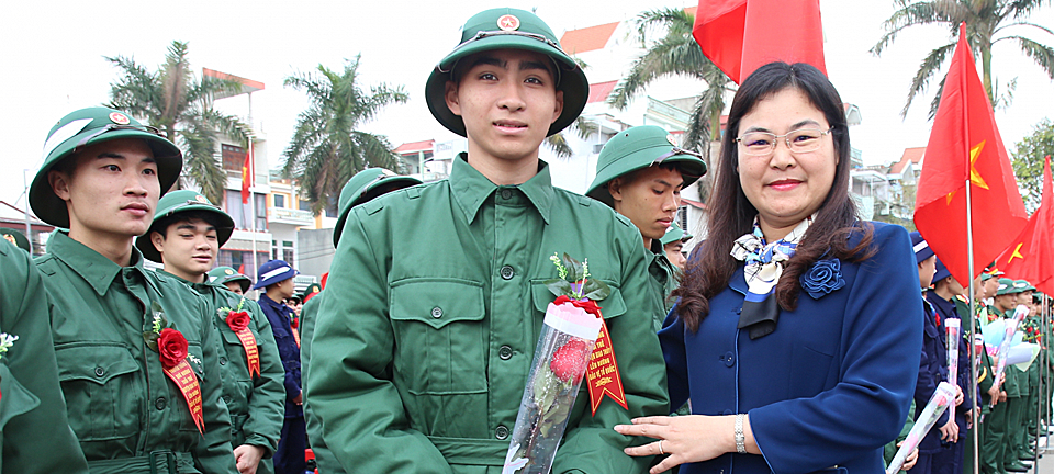 Đồng chí Hà Lan Anh, TUV, Phó Chủ tịch UBND tỉnh tặng hoa động viên tân binh huyện Giao Thủy lên đường nhập ngũ.