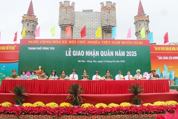 Trung tướng Trần Hoài Trung – Chính ủy Quân khu 7; Ông Nguyễn Văn Thọ - Chủ tịch UBND tỉnh Bà Rịa – Vũng Tàu dự lễ giao nhận quân tại TP. Vũng Tàu