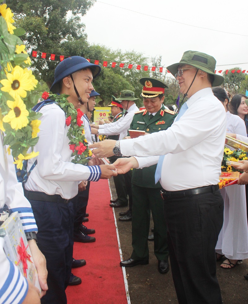 Ông Hoàng Vũ Thảnh, tặng sách, trao hoa, căn dặn, động viên các tân binh