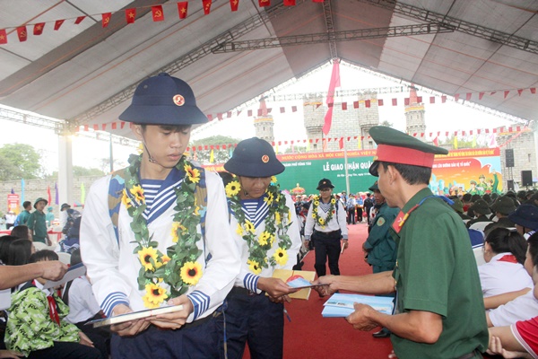 Trước giờ lên đường thực hiện nghĩa vụ quân sự, thành phố Vũng Tàu trao quà động viên các tân binh