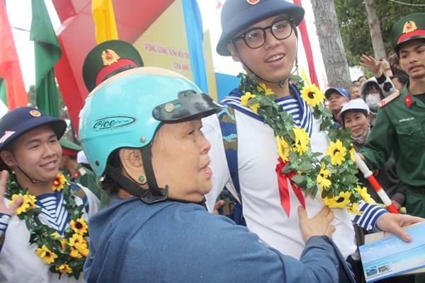 Các tân binh chia tay người thân lên đường thực hiện nghĩa vụ quân sự