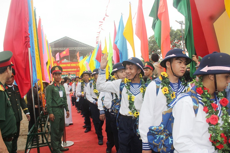 Những cánh tay vẫy chào người thân trước lúc lên đường