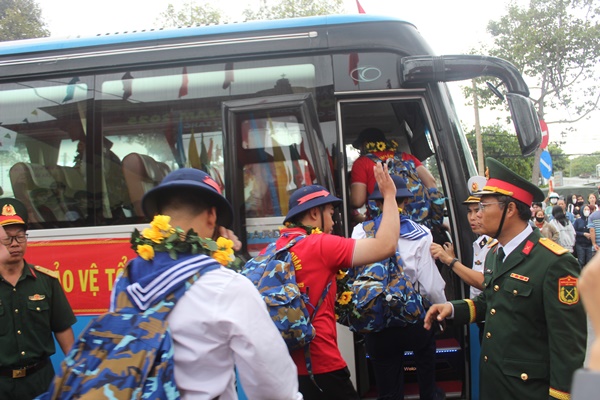 Giờ phúc lên xe về đơn vị huấn luyện