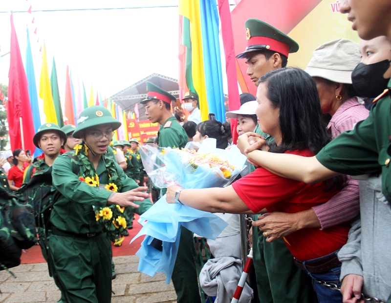 Chị Trần Thị Thoa tặng hoa, động viên con trai trước lúc lên xe về đơn vị