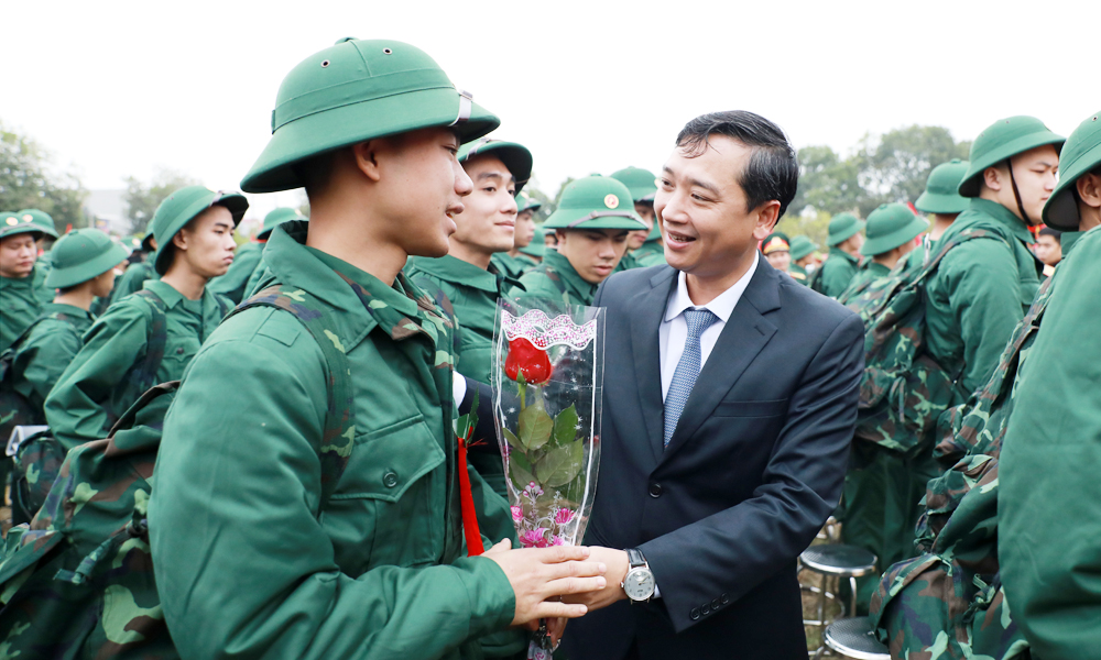 Đồng chí Nguyễn Việt Oanh Chủ tịch UBND tỉnh tặng hoa động viên tân binh. Đồng chí Nguyễn Việt Oanh Chủ tịch UBND tỉnh tặng hoa động viên tân binh.